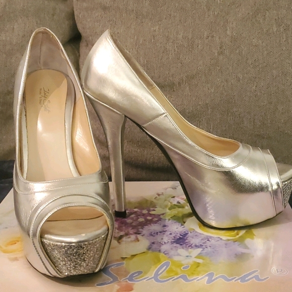 Silver stilettos - Picture 1 of 3